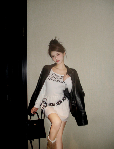 Real shot of retro Hong Kong style letter printed knitted jumpsuit pleated skirt + motorcycle leather jacket
