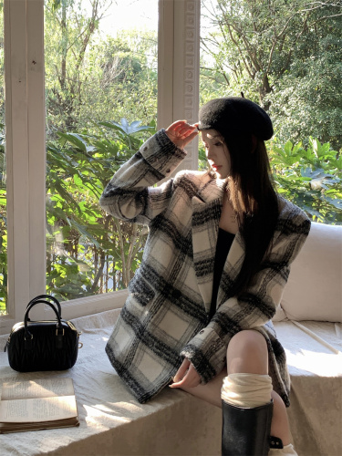 Real shot of autumn and winter new thickened temperament, age-reducing, casual and fashionable Korean version of retro loose plaid suit woolen jacket