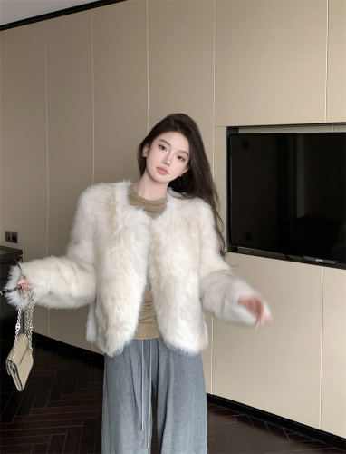 Actual shot of eco-friendly fur short coat, autumn and winter lazy style cardigan + versatile slim-fitting inner layering shirt