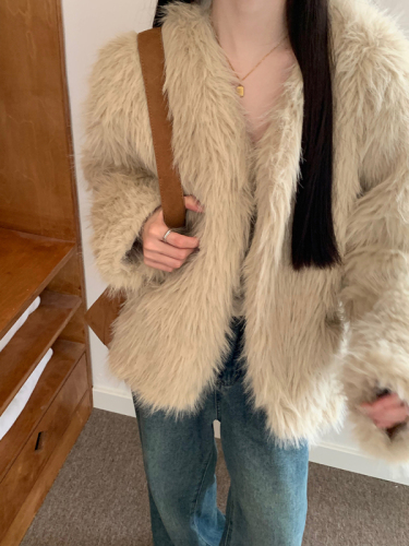 Actual shot of long-haired high-quality fur coat and Maillard color cardigan