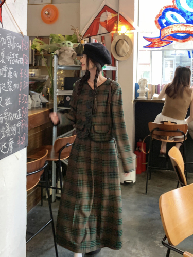 Actual shot of new autumn and winter green plaid long-sleeved suit jacket + skirt fashion suit for women