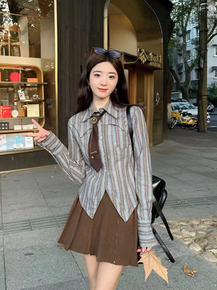 學院風時尚套裝女秋冬條紋翻領收腰襯衫高腰咖色修身短裙子兩件套