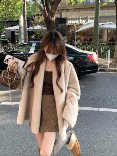 Real shot of winter fur one-piece texture fashionable and versatile environmentally friendly fur coat