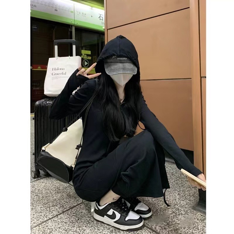 韓版休閒黑色連帽連衣裙女秋冬季2023新款半拉鏈收腰中長款裙子