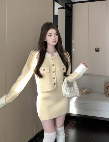 Actual shot of French retro style with sweater, cardigan and Korean style high-end suit