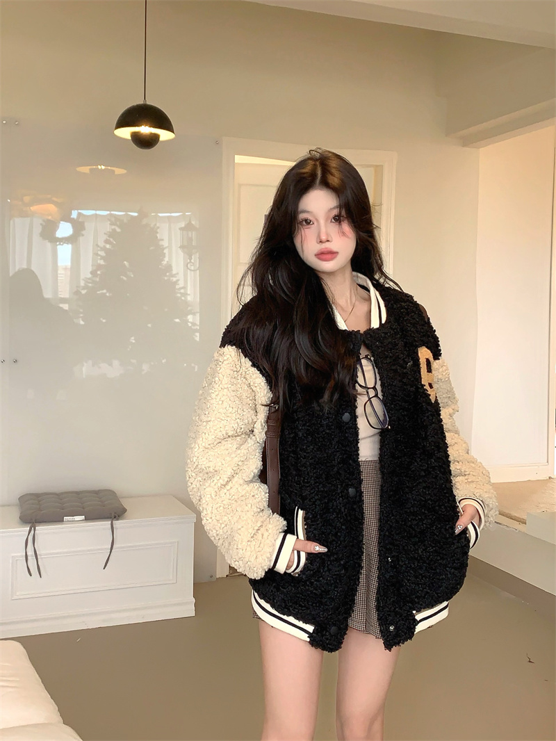 Real shot ~ Stitched lamb plush quilted thickened letter baseball uniform jacket for women