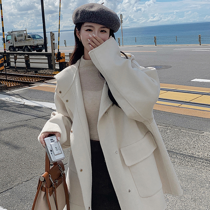 Off-white short hooded woolen coat for women autumn and winter 2023 new French design woolen coat