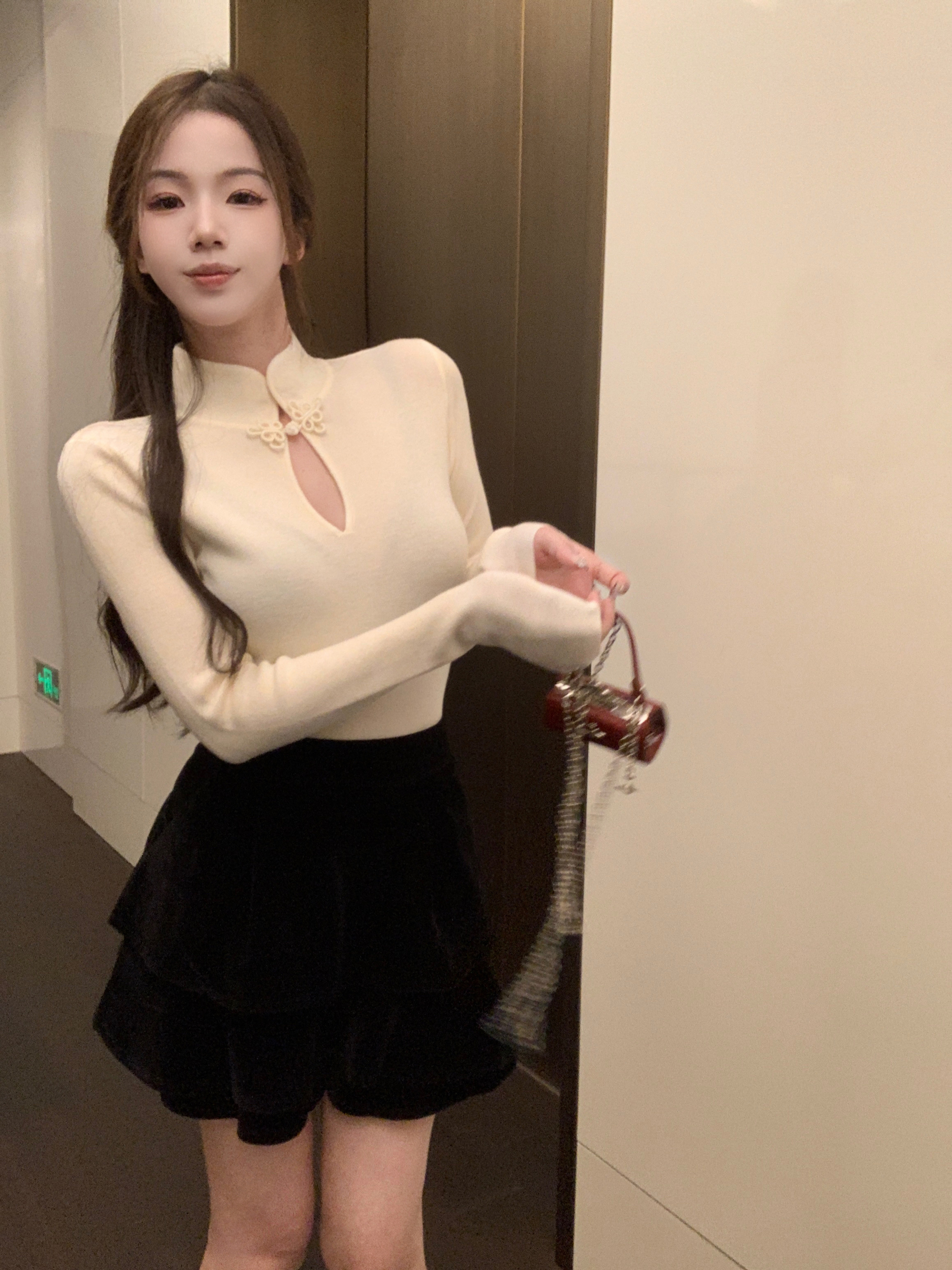 秋冬獨特别致辣妹半高領盤扣上衣高級感修身顯瘦長袖打底衫女內搭