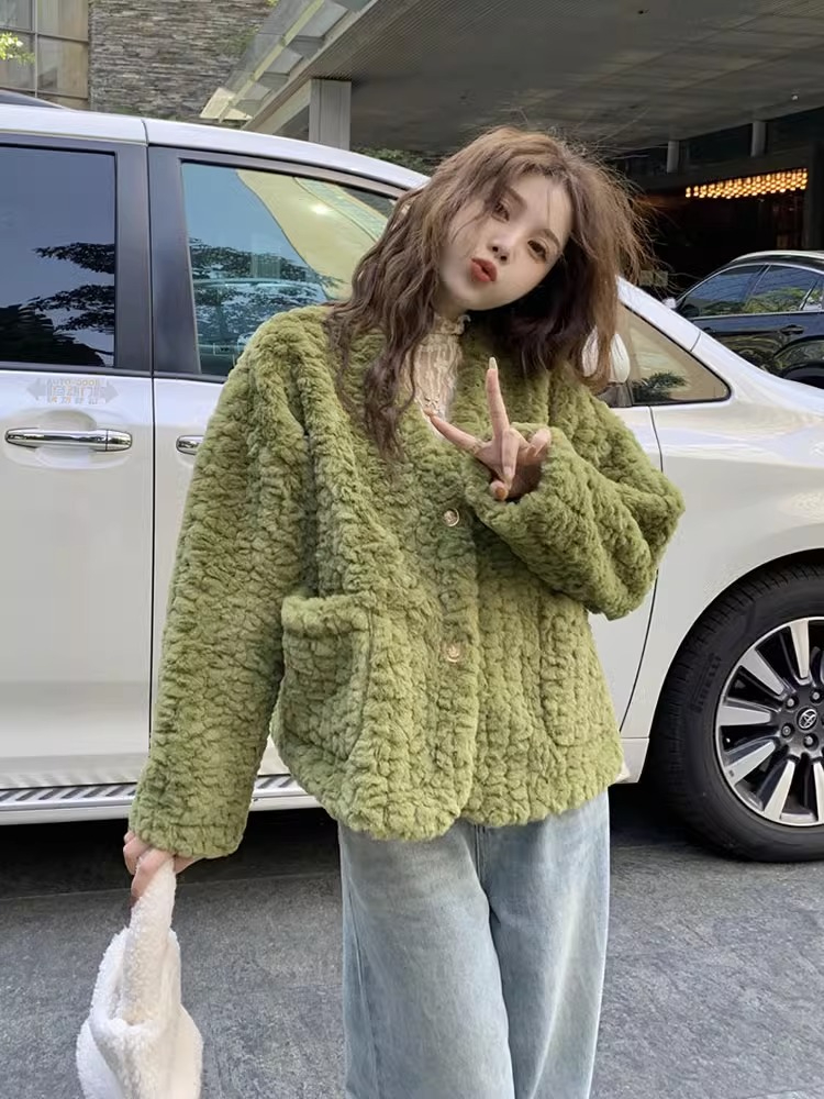High-end temperament socialite Xiaoxiangfeng lamb wool coat women's autumn and winter 2023 short loose V-neck long-sleeved cotton coat