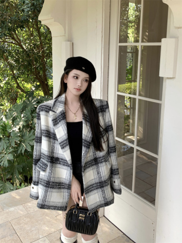 Real shot of autumn and winter new thickened temperament, age-reducing, casual and fashionable Korean version of retro loose plaid suit woolen jacket