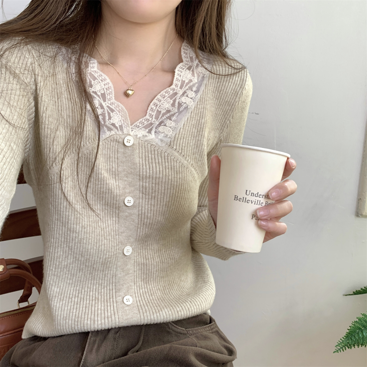 Actual shot of autumn and winter Korean style slim-fitting v-neck lace stitching with unique design and Andy velvet knitted sweater inside