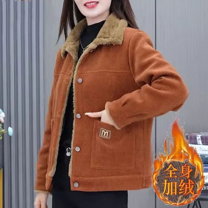 Middle-aged and elderly women's fashionable, age-reducing and velvet warm jackets, 40 and 50 years old, loose, slimming and belly-covering winter new styles