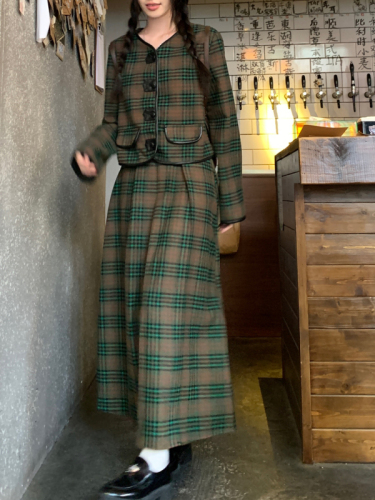 Actual shot of new autumn and winter green plaid long-sleeved suit jacket + skirt fashion suit for women