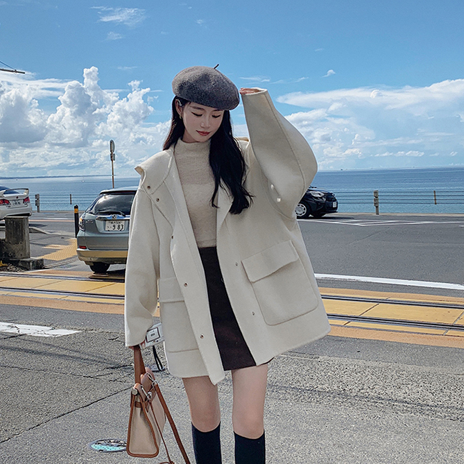 Off-white short hooded woolen coat for women autumn and winter 2023 new French design woolen coat