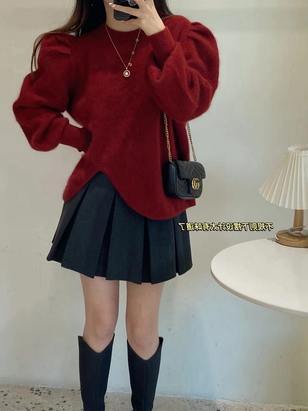 秋冬季過年穿搭紅色短款寬鬆慵懶燈籠袖圓領套頭毛衣拜年服百褶裙