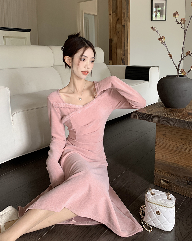 Actual shot of a designer fur collar waist knitted dress that looks slim and gentle in autumn and winter.