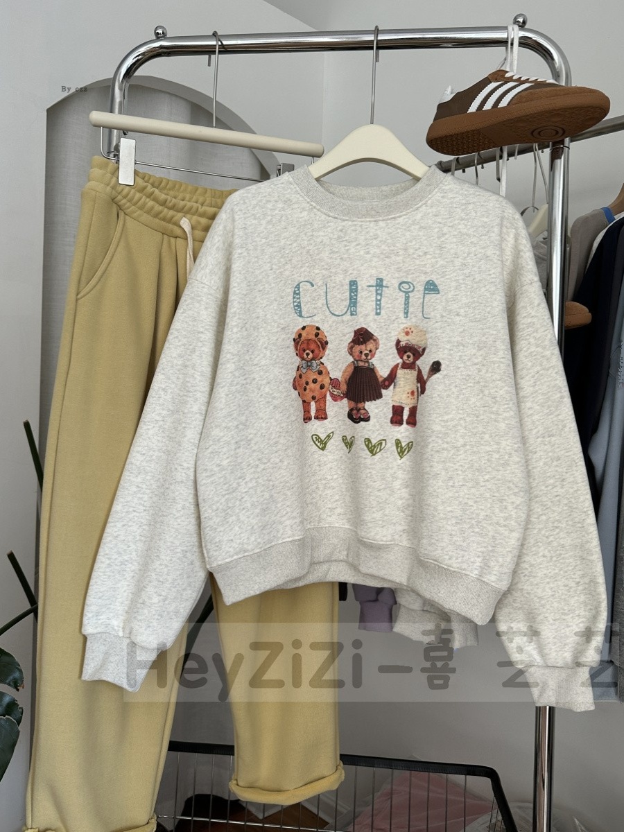 Dongdaemun, South Korea, same style autumn and winter girls' velvet cute cartoon bear holding hands printed round neck loose sweatshirt