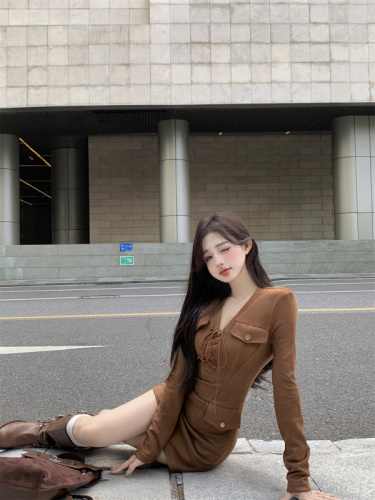 Real shot of retro Maillard brown dress for women in autumn and winter V-neck long-sleeved suede hottie waist-covering short skirt