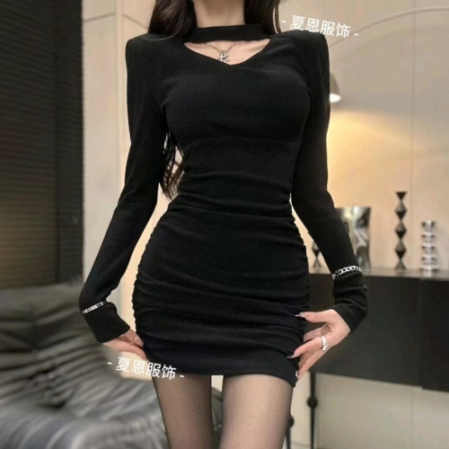 Qiqi recommends hot girls’ halterneck V-neck long-sleeved dress with sexy pleated waist-cinching hip skirt in autumn and winter.