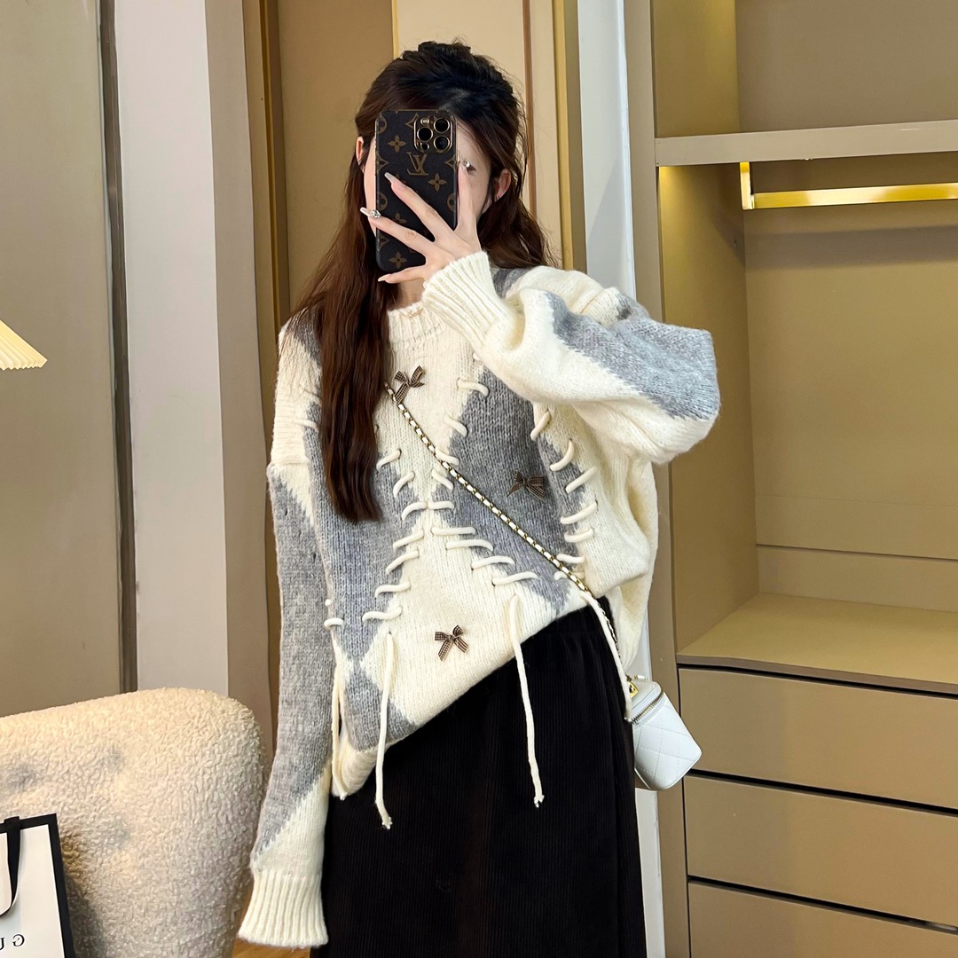 初冬氛圍感刺繡軟糯拼色縫線設計圓領針織套頭ins毛衣女