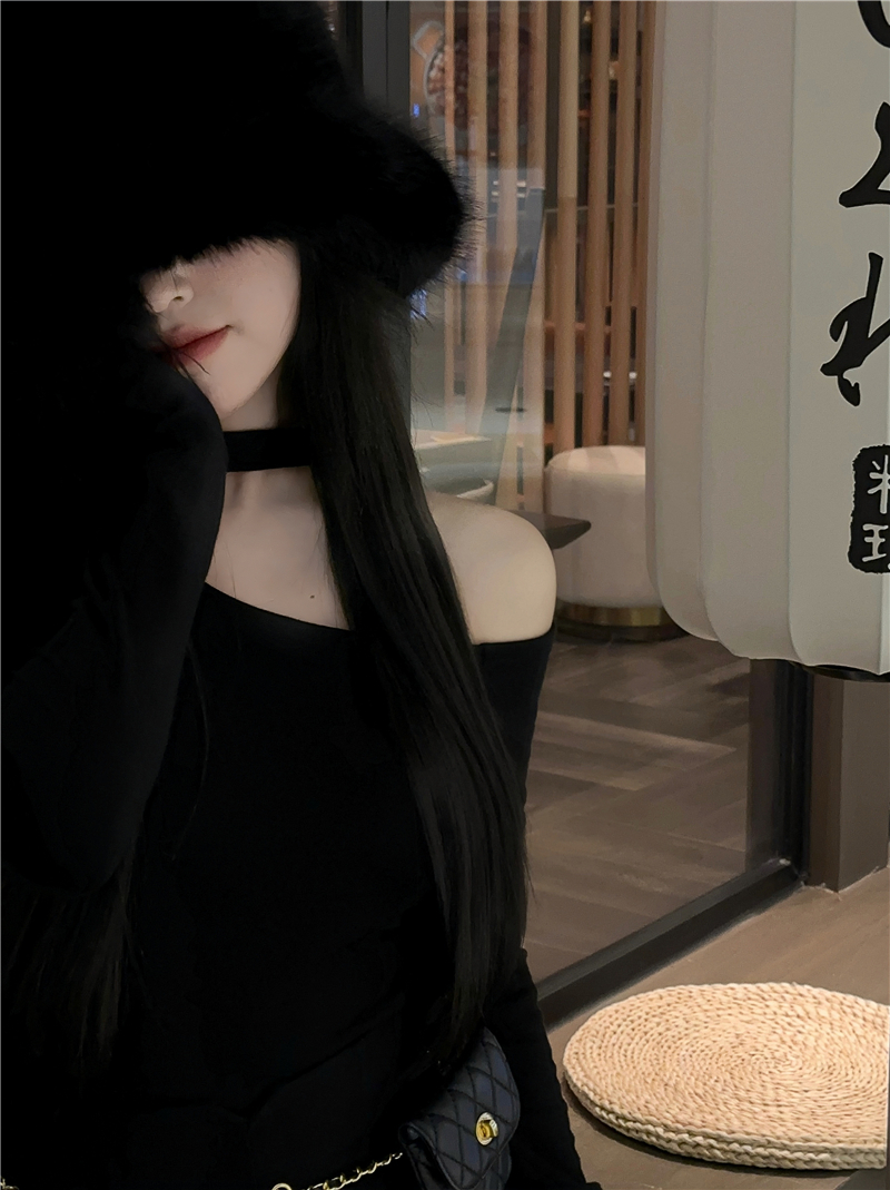 Real shot of design black halterneck sweater with furry sleeves, off-shoulder irregular bottoming feather top