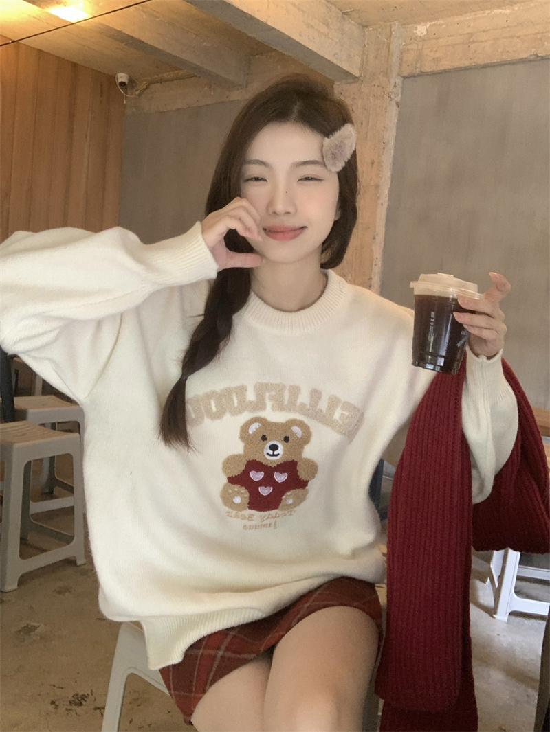 Actual shot of bear embroidered knitted sweater for women in autumn and winter, sweet French soft waxy pullover loose long-sleeved top