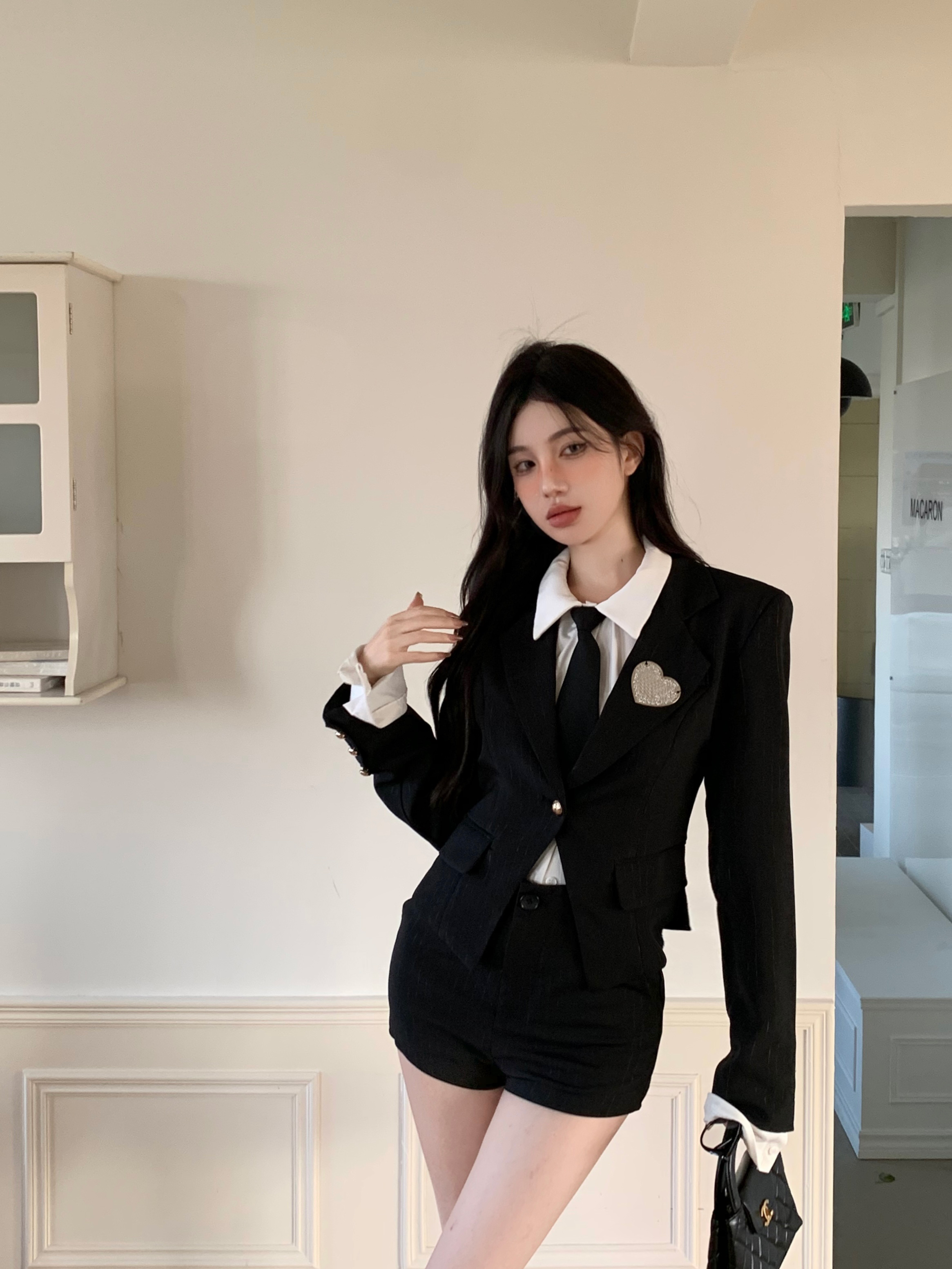 Actual shot of American high school students studying abroad, striped thin glitter slim pure lust suit hot girl new suit