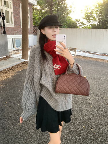 Actual shot of Korean chic autumn and winter simple thickened warm sweater + knitted skirt