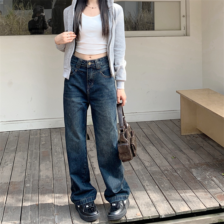 Actual shot of 2023 autumn fashion trend straight-leg trousers and floor-length trousers