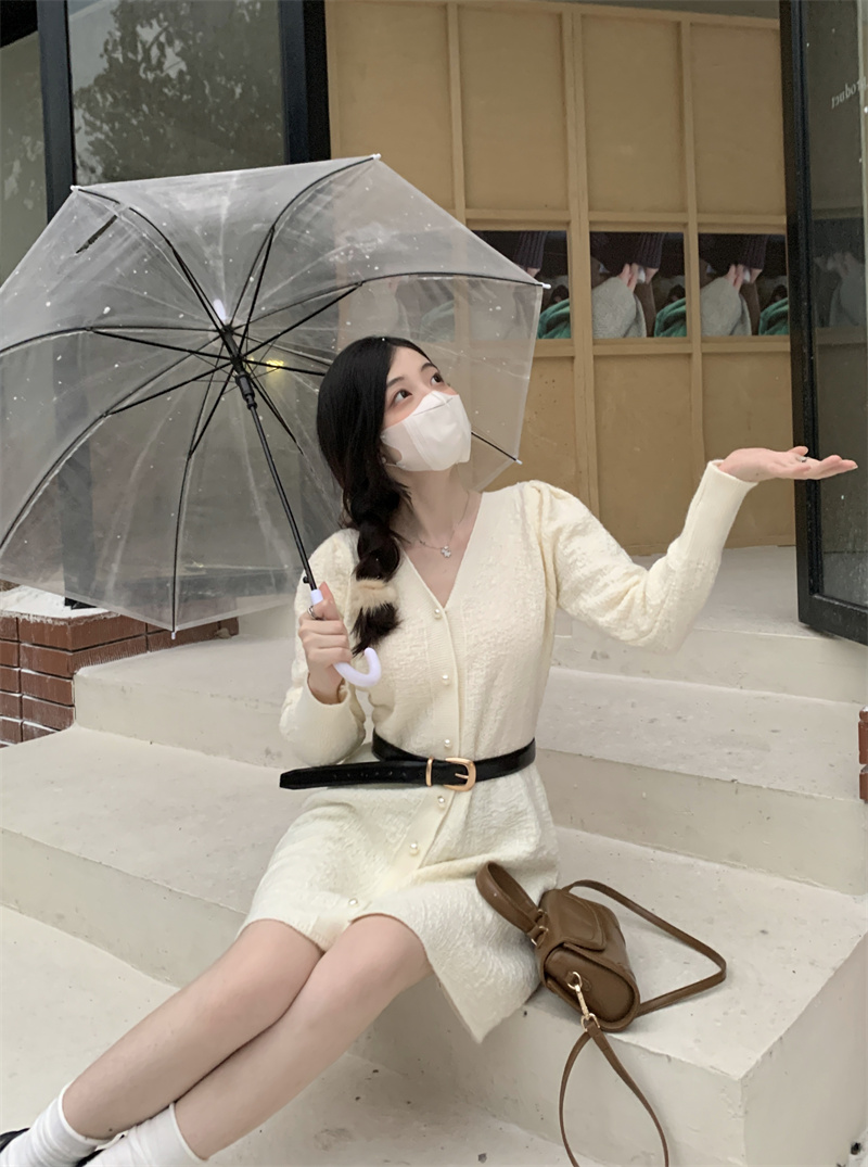 實拍~別致設計感連衣裙新款V領泡泡袖珍珠扣荷葉邊短裙