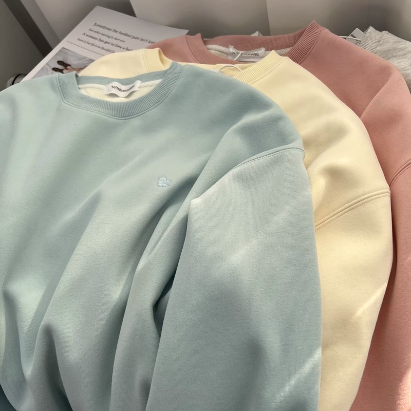 Original candy-colored embroidered love plus velvet round neck sweatshirt for women in autumn and winter, loose and lazy pullover top trendy