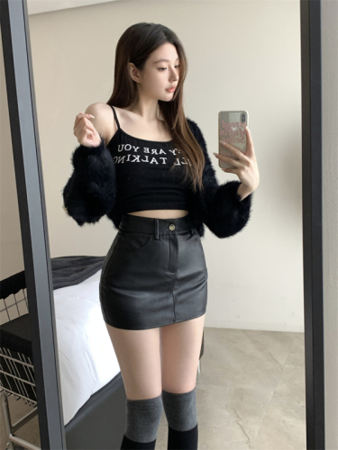 Real shot of hot girl sexy butt-covering PU leather anti-exposure skirt pants