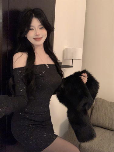 Actual shot of Shining Galaxy, fashionable hot girl's one-shoulder shiny long-sleeved dress and versatile furry cardigan