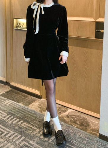 Real shot of bow velvet dress for women in winter 2023 new long-sleeved Hepburn style inner skirt