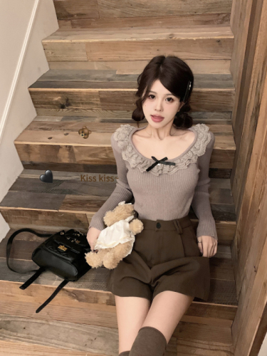 Real shot of sweet autumn and winter lace bow bottoming sweater