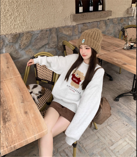 Official picture of autumn and winter retro towel embroidered bear pullover sweatshirt for women, loose, lazy style, round neck, velvet and thickened sweatshirt