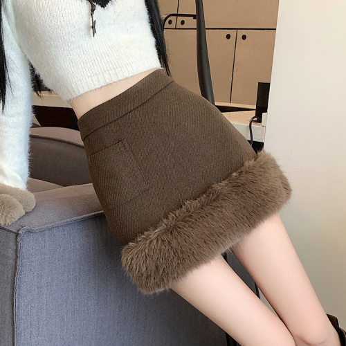 Actual shot of  autumn and winter high-waist slimming and anti-exposure hot girl furry splicing woolen half-body hip-covering short skirt