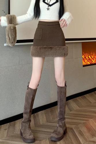 Actual shot of  autumn and winter high-waist slimming and anti-exposure hot girl furry splicing woolen half-body hip-covering short skirt