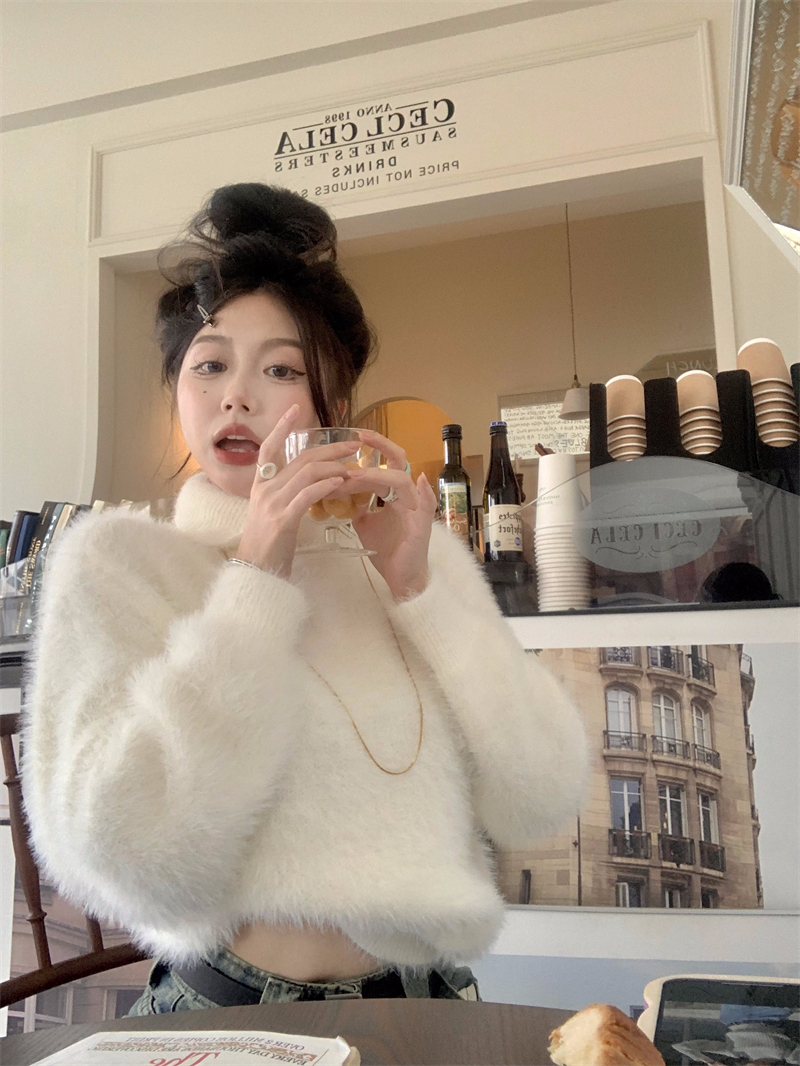 Actual shot of soft and waxy turtleneck mink fur versatile solid color sweater