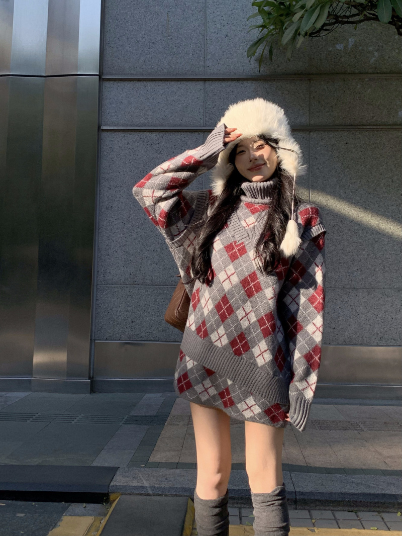 Actual shot of Berkeley senior's retro college rhombus sweater for women, loose slimming fake two-piece knitted skirt