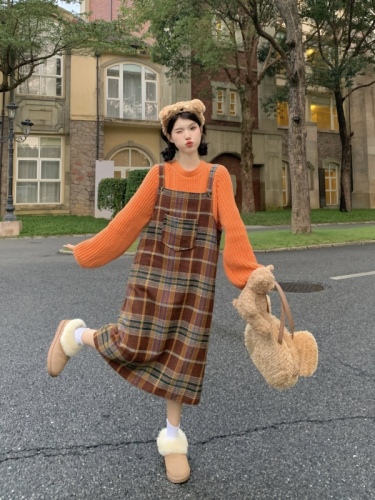 Real shot of knitted sweater plaid wool suspender skirt two-piece set for women in autumn and winter pocket design niche suit