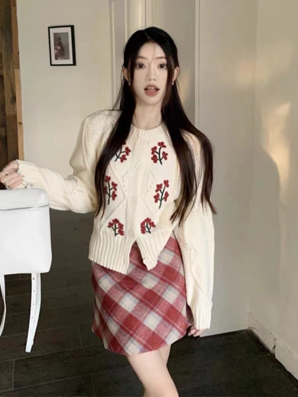 Retro embroidered sweater, lazy style Japanese French long-sleeved design sweater cardigan + plaid woolen skirt