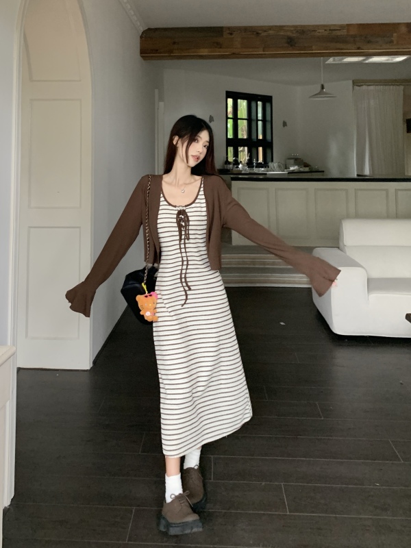 Real shot of French retro striped suspender dress two-piece set, early autumn fashionable temperament, slim cardigan suit