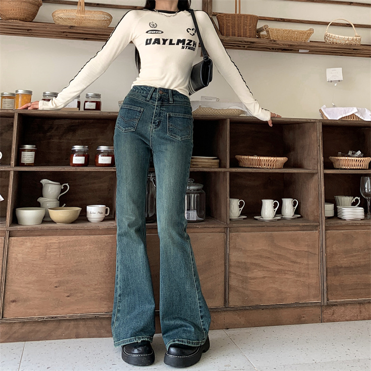 Real shot of 2023 autumn fashion trend slimming and slightly flared American retro jeans for women