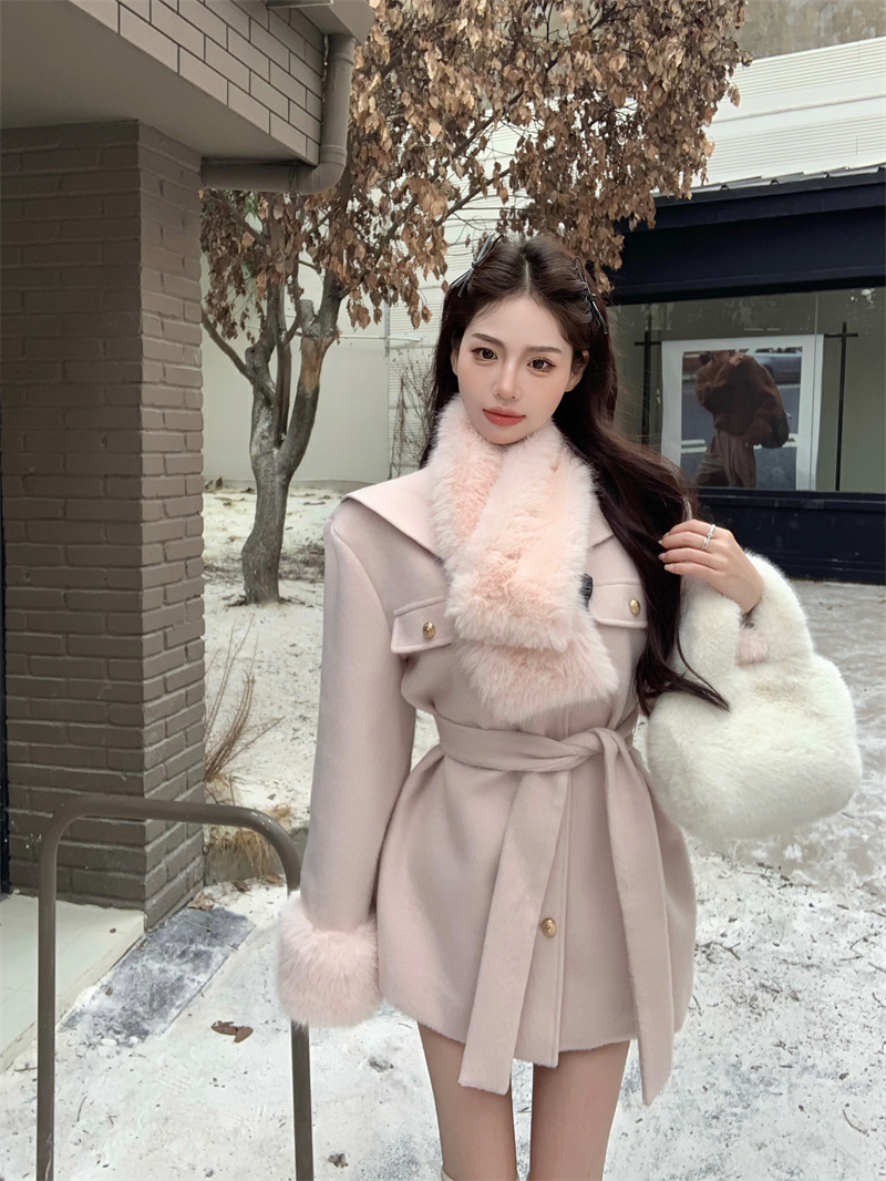 Actual shot of elegant lady's pink waisted plus cotton woolen coat with detachable fur collar cape jacket