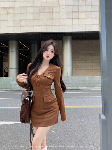 Real shot of retro Maillard brown dress for women in autumn and winter V-neck long-sleeved suede hottie waist-covering short skirt