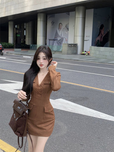 Real shot of retro Maillard brown dress for women in autumn and winter V-neck long-sleeved suede hottie waist-covering short skirt