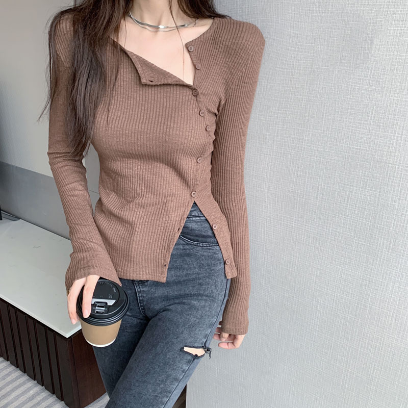Actual shot of a discreetly designed short tight-fitting inner T-shirt with a versatile long-sleeved top