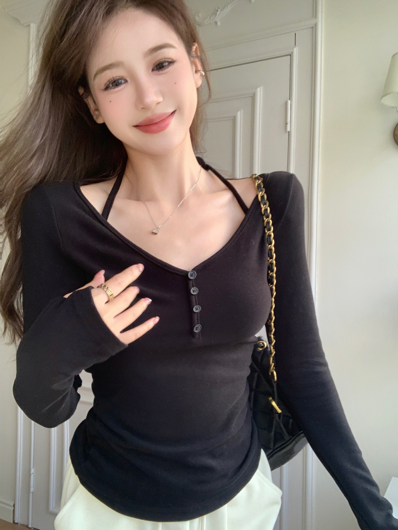 Actual shot of a black all-match bottoming shirt with a halter neck design and a slimming V-neck top.