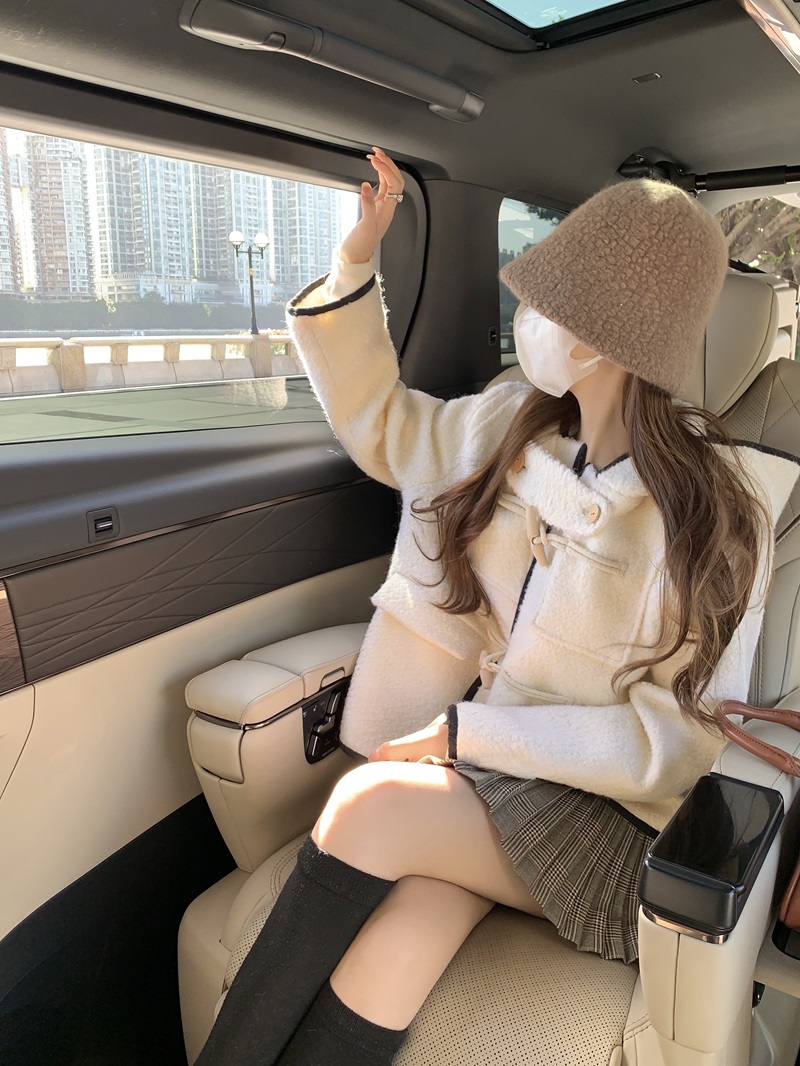 Actual shot of autumn and winter contrast color horn button hooded coat